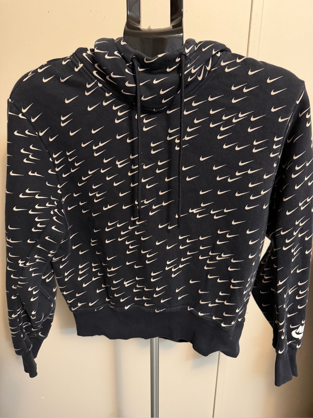 Nike Sportswear Women's All-Over Print Swoosh Cropped Hoodie Black/White -